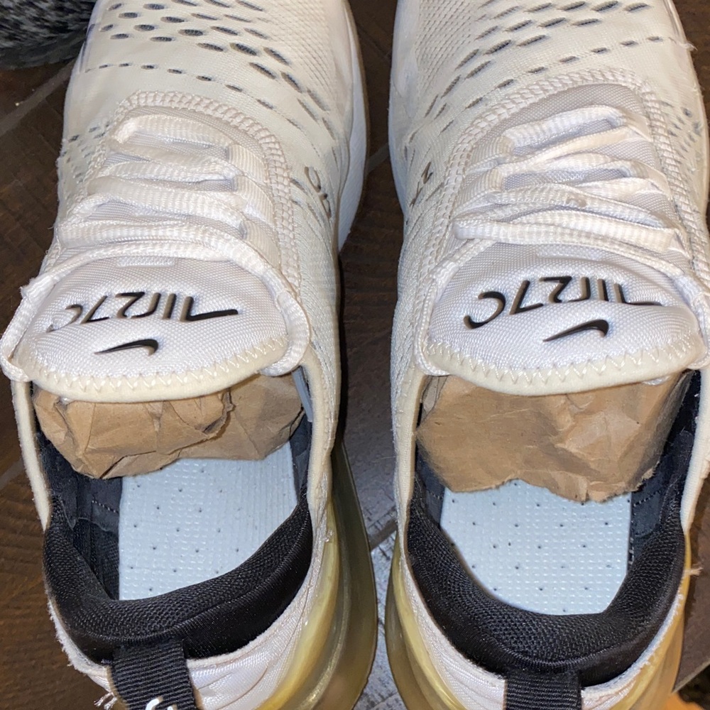 3/$60 Nike Air Max 270 White & Black Sneakers Size 9 - Picture 15 of 16